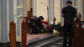 Personel kepolisian saat melakukan sterilisasi dan pengamanan di Gereja Katedral, Jakarta Pusat, Sabtu (24/12/2022). [Suara.com/Alfian Winanto]