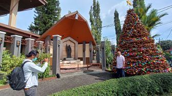 Potret 75 Kilogram Serabut Kelapa Disulap Jadi Pohon Natal Setinggi 5 Meter di Gereja Katedral Purwokerto