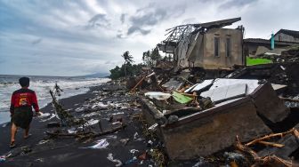 Akibat Cuaca Ekstrem, Belasan Rumah di Pesisir Pantai Mataram Rusak