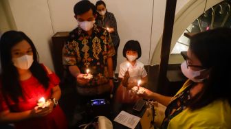 Umat Kristiani melaksanakan ibadah misa malam Natal di Gereja Protestan di Indonesia Bagian Barat (GPIB) Immanuel, Jakarta Pusat, Sabtu (24/12/2022). [Suara.com/Alfian Winanto]