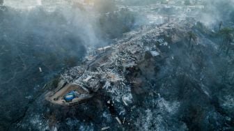 Pemandangan udara rumah-rumah yang hancur akibat kebakaran hutan yang melanda perbukitan Vina del Mar, di Wilayah Valparaiso, Chili, Jumat (23/12/2022). [JAVIER TORRES/AFP]