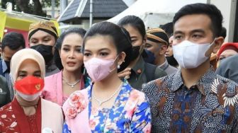 Selvi Ananda Pakai Tas Mewah Rp 503 Juta, Erina Gudono Pakai Tas LV di Paris