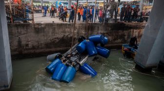 Proses Evakuasi Mobil yang Jatuh ke Laut di Pelabuhan Merak