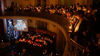 Umat Kristiani melaksanakan ibadah misa malam Natal di Gereja Protestan di Indonesia Bagian Barat (GPIB) Immanuel, Jakarta Pusat, Sabtu (24/12/2022). [Suara.com/Alfian Winanto]