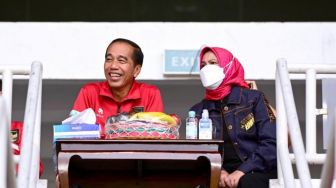 Nonton Timnas Tanding di GBK, Iriana Jokowi Tampil Sporty Pakai Jaket Mewah Puluhan Juta