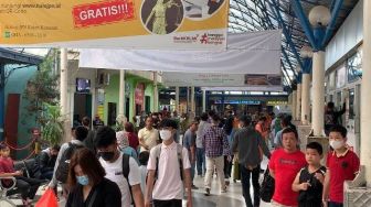 Puncak Arus Mudik Nataru di Karimun, Ribuan Penumpang Padati Pelabuhan