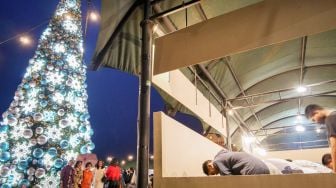 Warga memadati kawasan La Riviera yang merupakan salah satu pulau reklamasi saat hari raya Natal, di Pantai Indah Kapuk (PIK 2), Kabupaten Tangerang, Banten, Minggu (25/12/2022).  [SuaraSerang/Wawan Kurniawan]