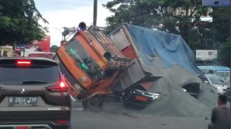 Sopir Kaget dengan Suara Sirine, Fakta-fakta Mobil Pajero TNI Tertimpa Truk Pasir di Depok