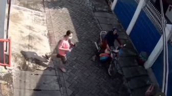 Raja Tega! Jambret Terekam CCTV Seret Emak-emak Sepulang dari Pasar