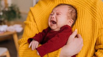5 Cara Menenangkan Bayi yang Menangis, Orang Tua Harus Tahu!
