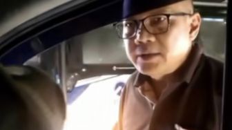 Pria Botak Beraksi Arogan, Pakai Pajero Bernopol QH hingga Ancam Orang Pakai Pisau