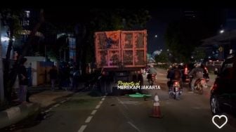 Diduga Rem Bolong, Truk Sampah Milik Pemprov DKI Seruduk Pemotor hingga Tewas di Gatot Subroto