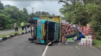 Tak Kuat Menanjak, Truk Bermuatan Miras Terguling