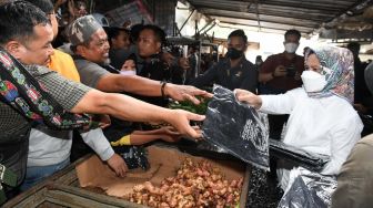 Jokowi Beri Bansos, Iriana Bagi-bagi Kaos dan Perlengkapan Sekolah di Pasar Baru Subang