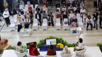 Para narasumber dari Kementerian ATR/BPN memberikan pemaparan saat acara Peringatan Hari Ibu Kementerian ATR/BPN di Sarinah, Jakarta Pusat, Selasa (27/12/2022). [Suara.com/Alfian Winanto]