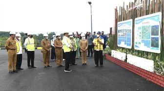 Presiden Joko Widodo (Jokowi) bersama Gubernur Jawa Barat Ridwan Kamil dan sejumlah menteri di sela-sela peresmian Bendungan Sadawarna di Kecamatan Cibogo, Kabupaten Subang, Jawa Barat. [Foto: Kris - Biro Pers Sekretariat Presiden]