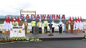 Presiden Joko Widodo (Jokowi) didampingi Gubernur Jawa Barat Ridwan Kamil dan sejumlah menteri meresmikan Bendungan Sadawarna di Kecamatan Cibogo, Kabupaten Subang, Jawa Barat. [Foto: Kris - Biro Pers Sekretariat Presiden]