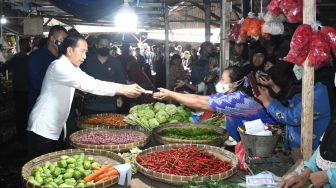 Presiden Joko Widodo (Jokowi) didampingi Ibu Negara Iriana memberikan bantuan sosial (bansos) kepada para pedagang yang ada di Pasar Baru, Kabupaten Subang, Jawa Barat, Selasa (27/12/2022). [Foto: Kris - Biro Pers Sekretariat Presiden]