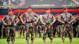 Kapolri Jenderal Pol. Listyo Sigit Prabowo (dua kanan) dan Panglima TNI Laksamana Yudo Margono (dua kiri) menerima Baret Merah dan Brevet Komando dari pasukan elite Kopassus TNI AD di Mako Kopassus Cijantung, Jakarta Timur, Selasa (27/12/2022). [Foto dok. Polri]