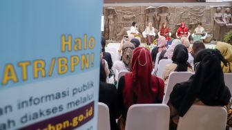 Para narasumber dari Kementerian ATR/BPN memberikan pemaparan saat acara Peringatan Hari Ibu Kementerian ATR/BPN di Sarinah, Jakarta Pusat, Selasa (27/12/2022). [Suara.com/Alfian Winanto]