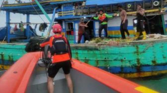 Kapal Pengangkut Semen Tenggelam Dihantam Badai di Perairan Karimata, Tiga ABK Hilang