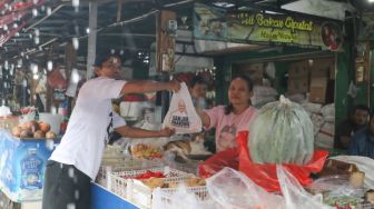 Pedagang Hingga Tukang Becak di Pasar Ciputat Dapat Sembako Gratis