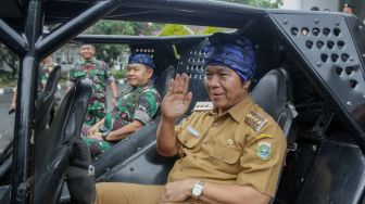 Bareng KSAD Jenderal Dudung Abdurachman, Pj Gubernur Banten Naik Rantis Satuan Elit TNI