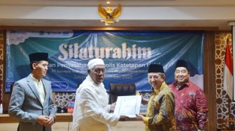 LPH Surveyor Indonesia Serahkan Ketetapan Halal MUI ke UKM Dinas PPKUKM DKI Jakarta