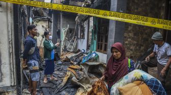 Warga melihat sisa permukiman yang terbakar di Jalan Bangka, Mampang Prapatan, Jakarta Selatan, Selasa (27/12/2022). [ANTARA FOTO/Galih Pradipta].