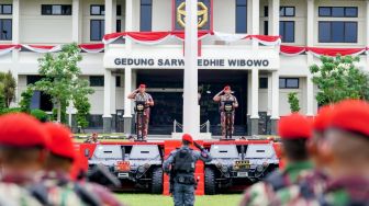 Kapolri dan Panglima TNI Terima Baret Merah dan Brevet Komando dari Pasukan Elite Kopassus