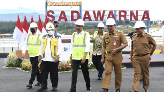 Presiden Joko Widodo (Jokowi) didampingi Gubernur Jawa Barat Ridwan Kamil dan sejumlah menteri di sela-sela peresmian Bendungan Sadawarna di Kecamatan Cibogo, Kabupaten Subang, Jawa Barat. [Foto: Kris - Biro Pers Sekretariat Presiden]