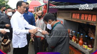 Presiden Jokowi Berikan Bansos kepada Para Pedagang di Pasar Baru Subang