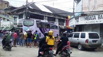 Bus Rombongan Wisatawan Malaysia Terperosok ke Lubang Bekas Galian di Medan, Begini Kejadiannya