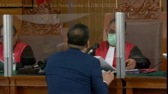 Saksi Kubu Bharada E Kasih Dokumen RKUHP ke Hakim usai Bersidang, Jaksa Ketawa Ngakak