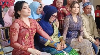 10 Momen Indah Permatasari Kembali Harmonis dengan Ibunya di Acara Lamaran Adik, Saling Berpegangan Tangan dengan Erat