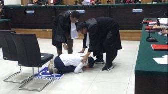 Divonis Bebas, Nikita Mirzani Nangis Histeris Sampai Sujud Syukur di Ruang Sidang