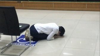 Nangis Histeris Sampai Sujud Syukur di Ruang Sidang, Ini Momen Nikita Mirzani saat Divonis Bebas