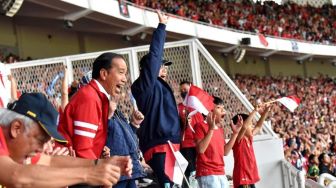 Presiden Joko Widodo atau Jokowi menyaksikan Piala AFF 2022 yang mempertemukan Timnas Indonesia melawan Thailand di Stadion Utama Gelora Bung Karno, Jakarta, Kamis (29/12/2022). [Ist/ Agus Suparto]