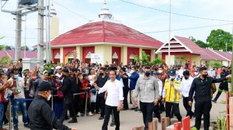 Presiden Joko Widodo atau Jokowi meninjau sekaligus meresmikan secara langsung hunian tetap (huntap) pascabencana badai siklon tropis seroja di Desa Tambe, Kecamatan Bolo, Kabupaten Bima, Nusa Tenggara Barat (NTB), Kamis (29/12/2022). [Muchlis Jr - Biro Pers Sekretariat Presiden]