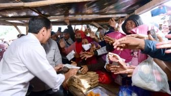 Bagikan Uang Rp 1,2 Juta di Pasar Sila NTB, Jokowi Jadi Rebutan Para Pedagang