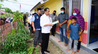 Presiden Joko Widodo atau Jokowi meninjau sekaligus meresmikan secara langsung hunian tetap (huntap) pascabencana badai siklon tropis seroja di Desa Tambe, Kecamatan Bolo, Kabupaten Bima, Nusa Tenggara Barat (NTB), Kamis (29/12/2022). [Muchlis Jr - Biro Pers Sekretariat Presiden]