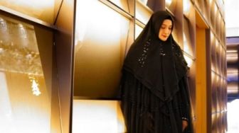 4 Potret Terbaru Inneke Koesherawati yang Makin Anggun Berhijab Syar'i