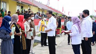 Presiden Joko Widodo atau Jokowi meninjau sekaligus meresmikan secara langsung hunian tetap (huntap) pascabencana badai siklon tropis seroja di Desa Tambe, Kecamatan Bolo, Kabupaten Bima, Nusa Tenggara Barat (NTB), Kamis (29/12/2022). [Muchlis Jr - Biro Pers Sekretariat Presiden]