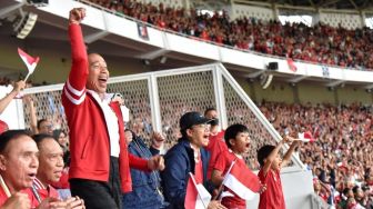 Ekspresi Jokowi dan Menterinya saat Nonton Timnas Indonesia vs Thailand di SUGBK