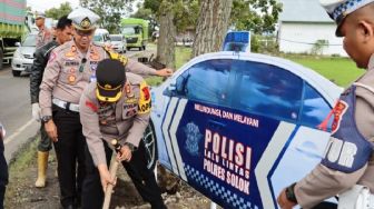 Antisipasi Kecelakaan, Polres Solok Pasang Replika Kendaraan Lalu Lintas di Titik Rawan