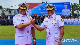 Panglima TNI Laksamana Yudo Margono Serahkan Tongkat Komando KSAL ke Laksamana Muhammad Ali