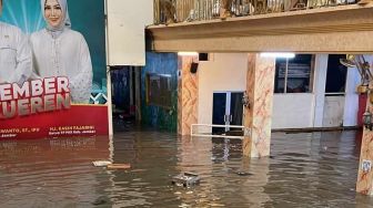 Hujan Lebat Sungai Meluap, Rumah Bupati Jember Terendam Banjir 1,5 Meter