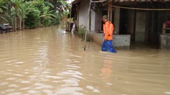 Sungai Ciujung Meluap, Air Mulai Genangi Rumah Warga di Bantaran Sungai