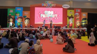 Sejumlah anak mengikuti permainan saat menghadiri acara Kids FanFest Indonesia 2022 di Hall A, Jakarta Convention Center (JCC), Senayan, Jakarta, Jumat (30/12/2022). [Suara.com/Alfian Winanto]