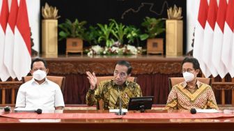 Presiden Joko Widodo atau Jokowi di dampingi Menkes Budi Gunadi Sadikin dan Mendagri Tito Karnavian saat mengumumkan pencabutan kebijakan PPKM di Istana Negara, Jakarta. [Foto: Kris - Biro Pers Sekretariat Presiden]